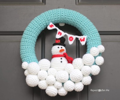 crocheted-snowball-wreath-with-snowman