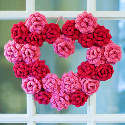 gorgeous-rose-wreath-free-crochet-pattern